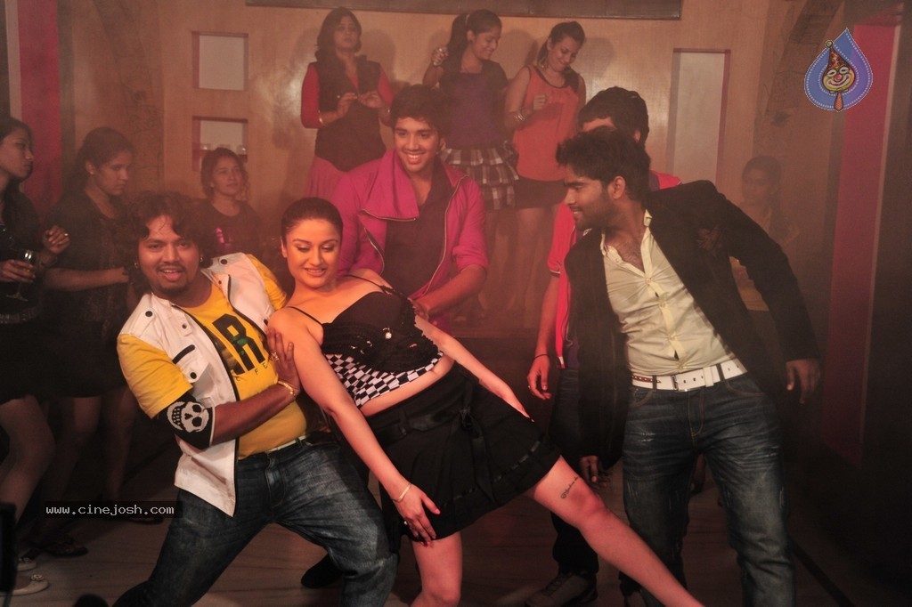 Amma Nanna Oorelithe Movie Item Song Stills - 92 / 94 photos