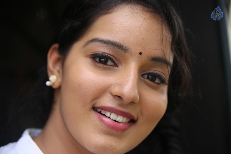 Ammayilanthe Adho Type Movie Photos - 5 / 9 photos
