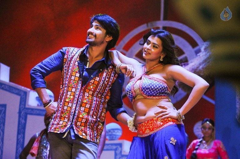 Andhhagadu Movie Working Stills - 5 / 8 photos