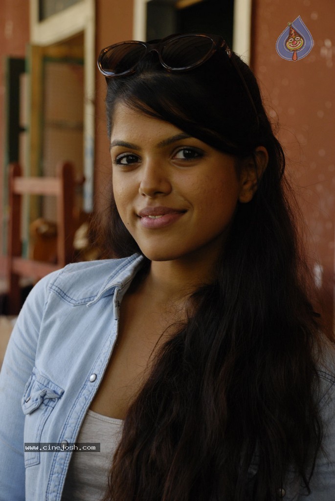 Andhra Mess Tamil Movie Stills - 6 / 56 photos