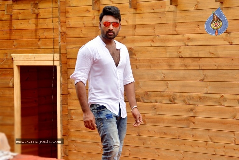 Anthaku Minchi Movie New Stills - 2 / 11 photos