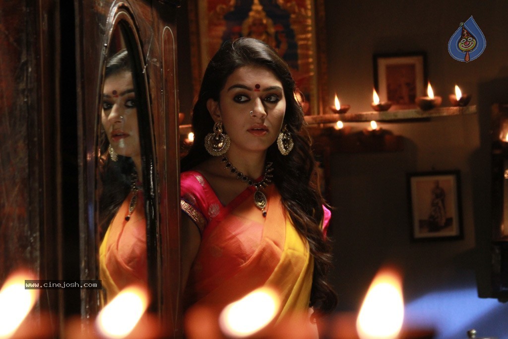 Aranmanai Tamil Movie Stills - 18 / 32 photos