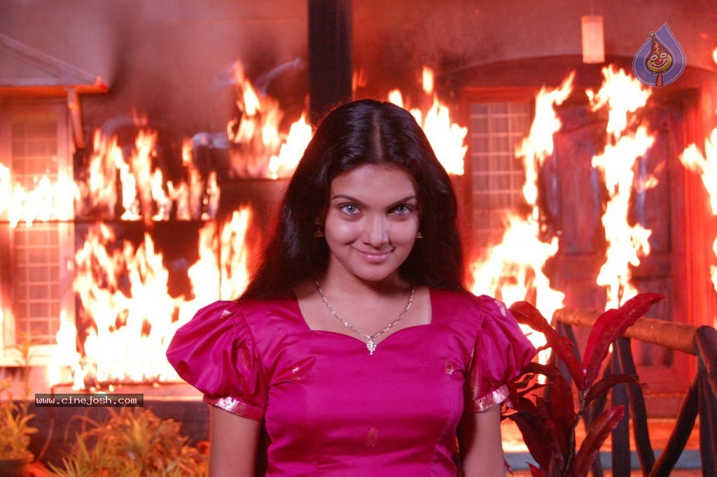 Arundhati Vettai Tamil Movie Stills - 6 / 48 photos