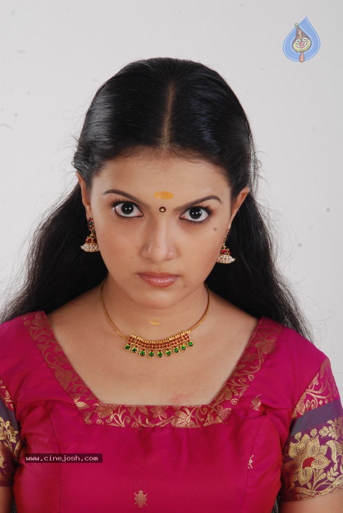 Arundhati Vettai Tamil Movie Stills - 29 / 48 photos