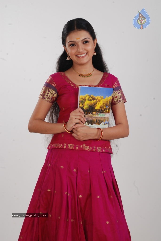 Arundhati Vettai Tamil Movie Stills - 33 / 48 photos