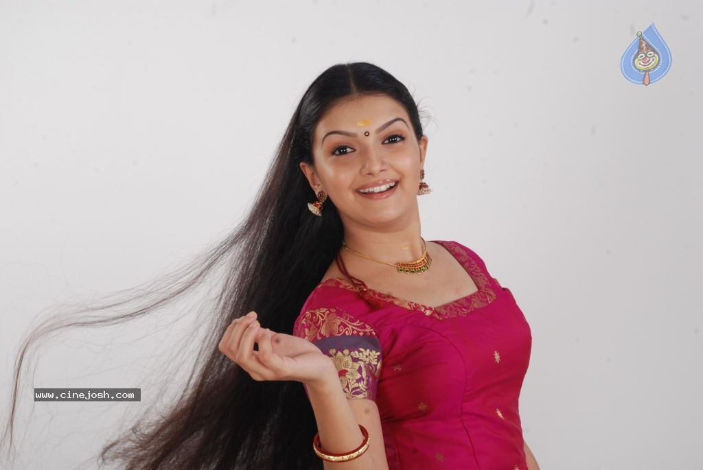 Arundhati Vettai Tamil Movie Stills - 34 / 48 photos