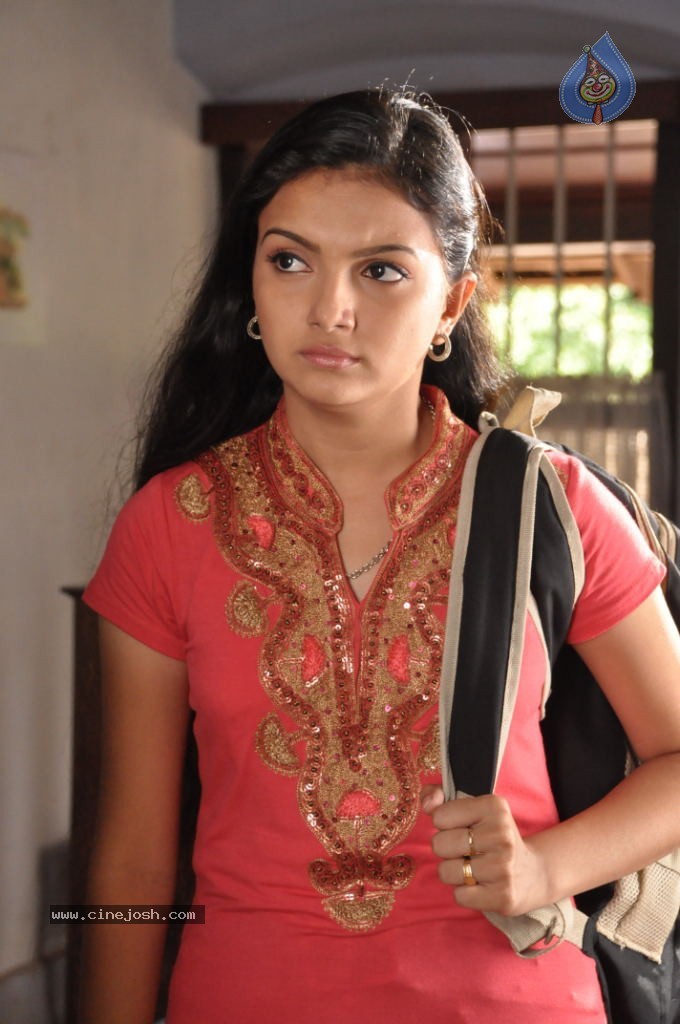 Arundhati Vettai Tamil Movie Stills - 35 / 48 photos