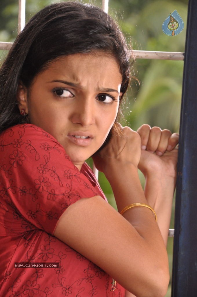 Arundhati Vettai Tamil Movie Stills - 38 / 48 photos