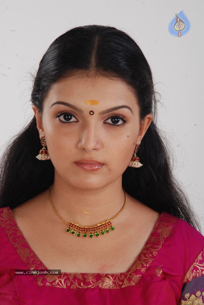 Arundhati Vettai Tamil Movie Stills - 44 / 48 photos