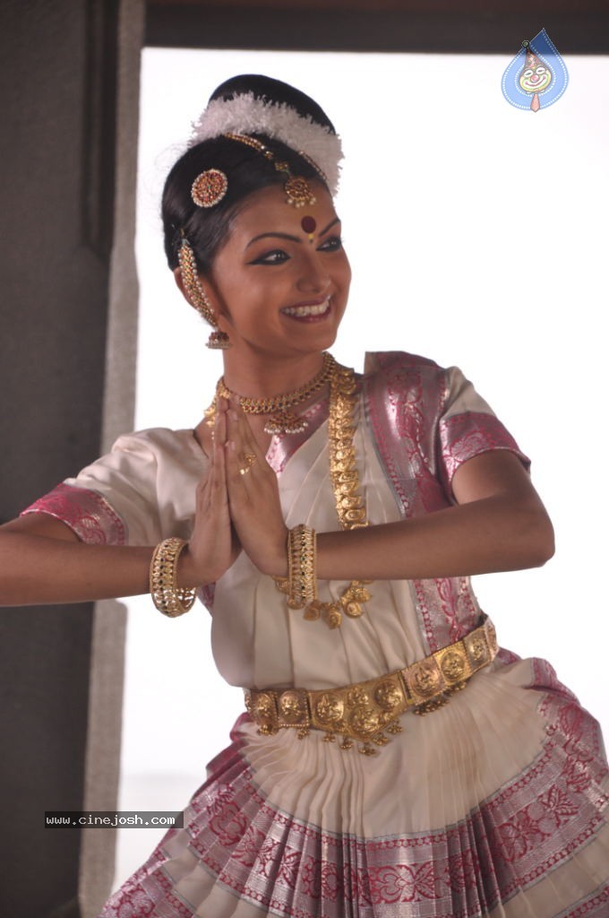Arundhati Vettai Tamil Movie Stills - 47 / 48 photos