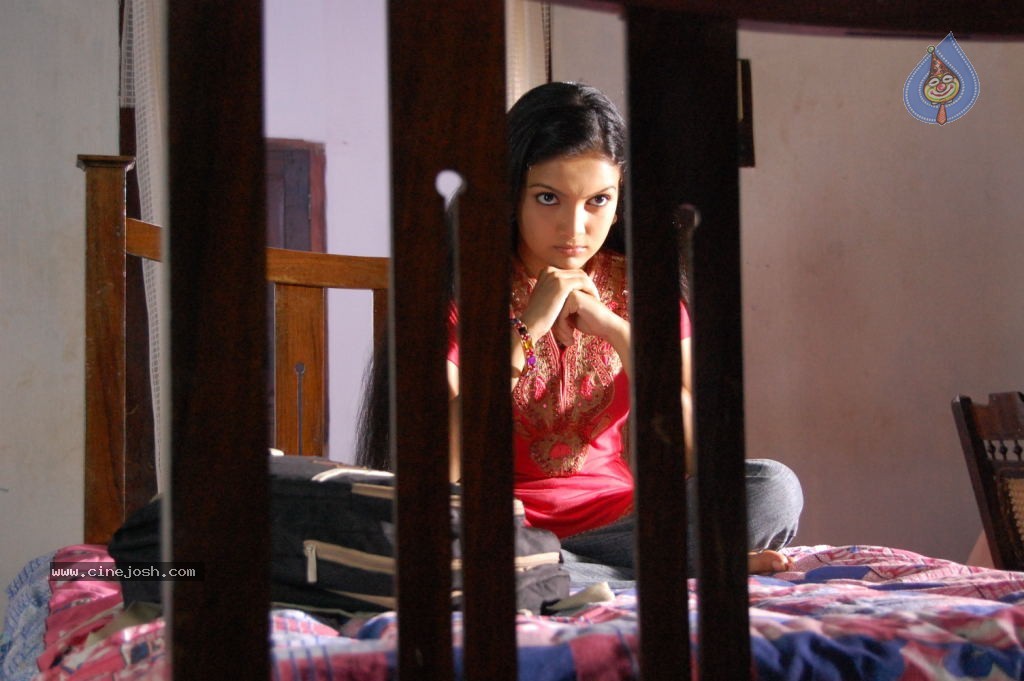 Arundhati Vettai Tamil Movie Stills - 48 / 48 photos