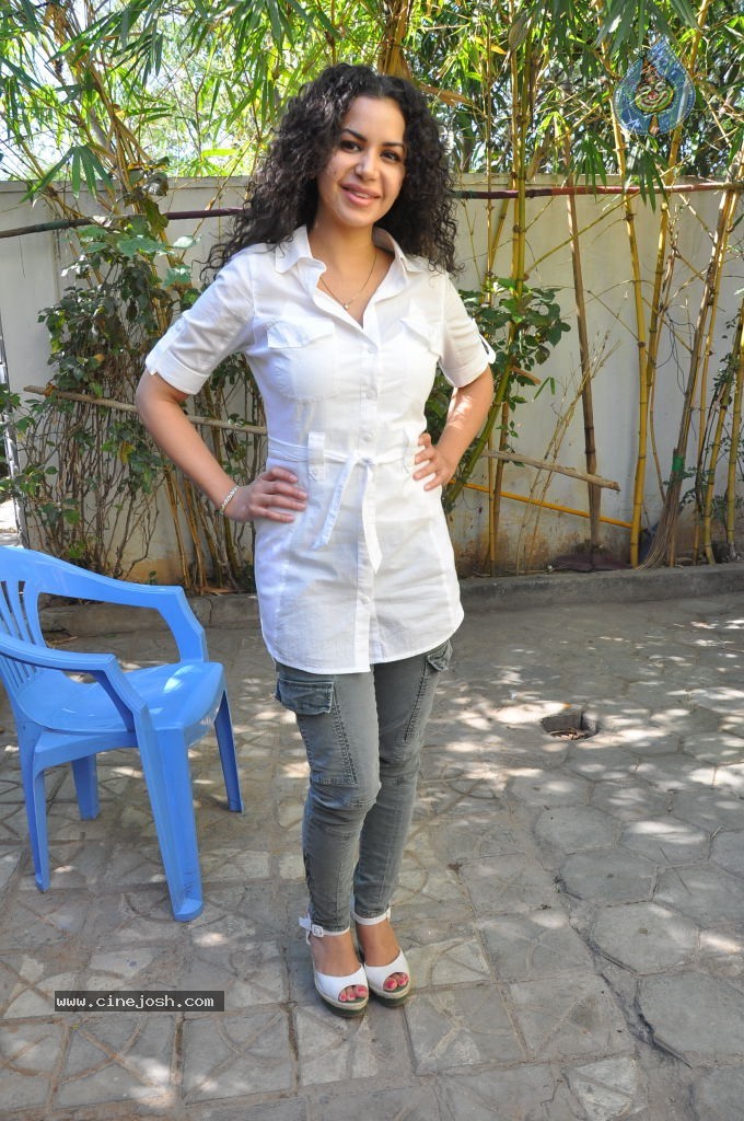 Ayesha Stills - 124 / 146 photos