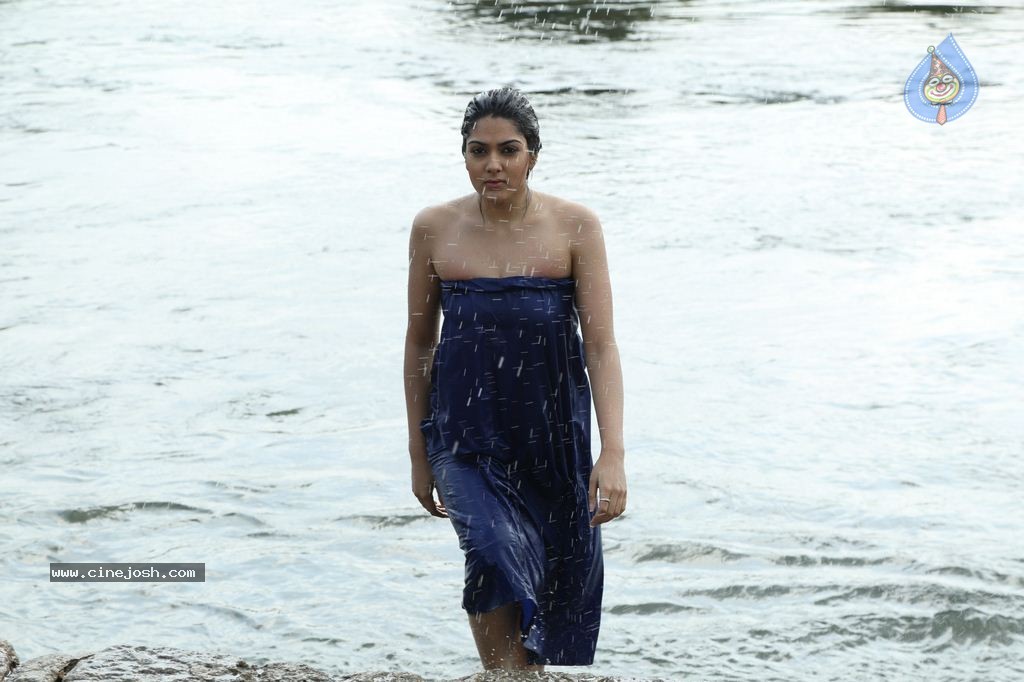 Ayirathil Iruvar Tamil Movie Stills - 26 / 40 photos