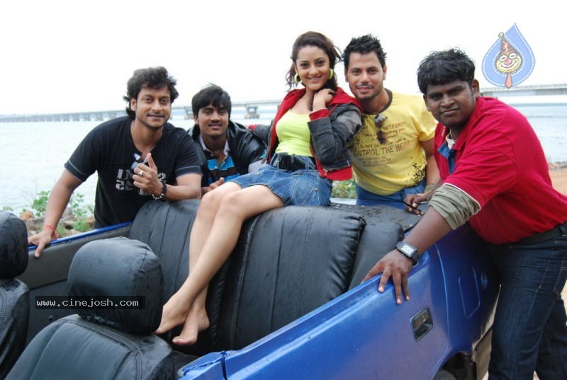 Bachelors 2 Movie Stills - 11 / 46 photos