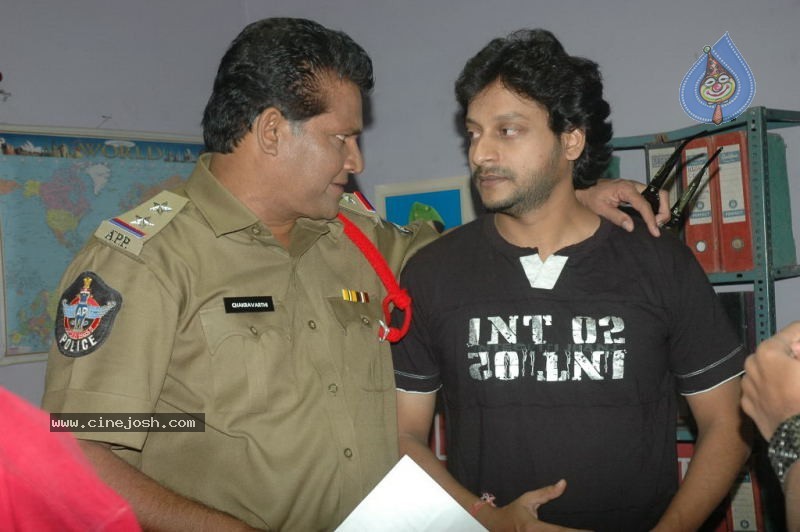 Bachelors 2 Movie Stills - 26 / 46 photos