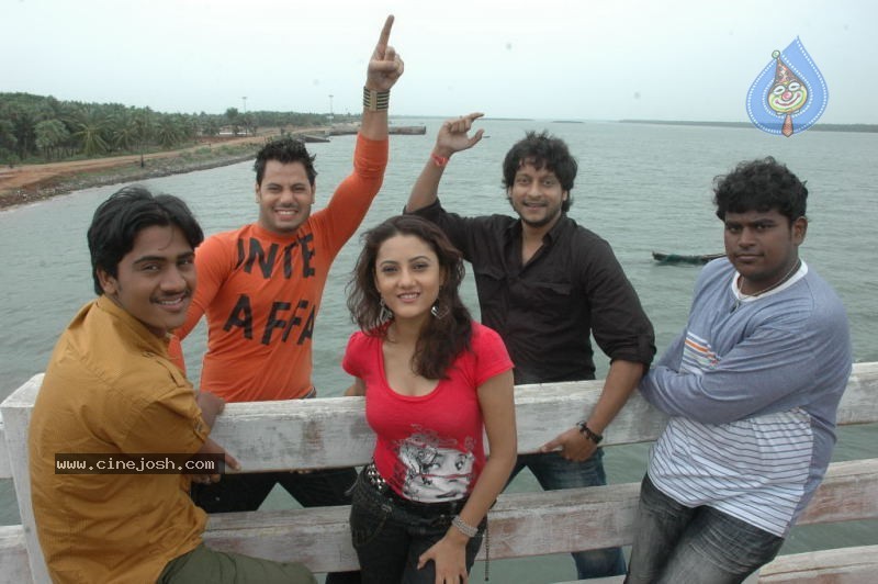 Bachelors 2 Movie Stills - 29 / 46 photos