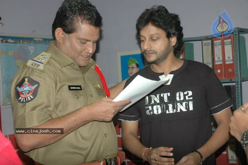 Bachelors 2 Movie Stills - 33 / 46 photos