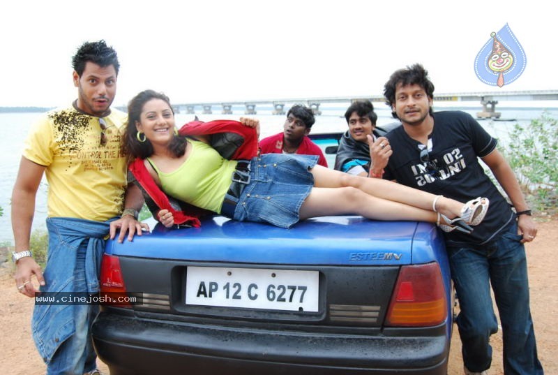 Bachelors 2 Movie Stills - 36 / 46 photos