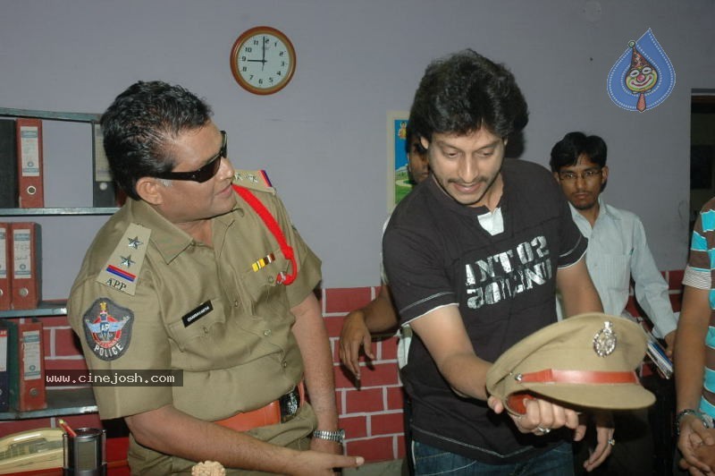 Bachelors 2 Movie Stills - 39 / 46 photos