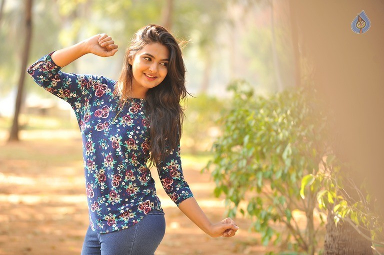 Bichagada Majaka Movie Photos - 9 / 34 photos