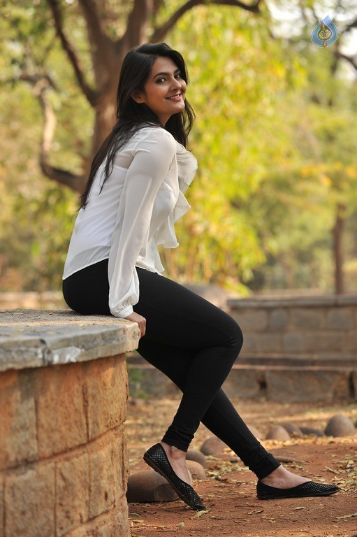 Bichagada Majaka Movie Photos - 17 / 34 photos