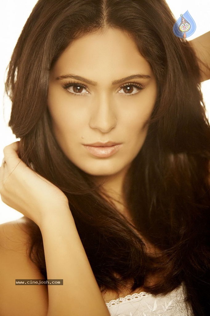 Billa 2 Movie Hot Stills - 30 / 46 photos