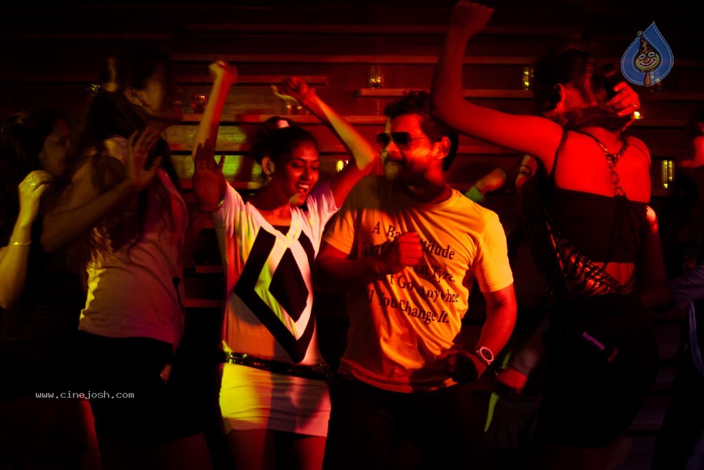 Break Up Movie Stills and Walls - 14 / 85 photos