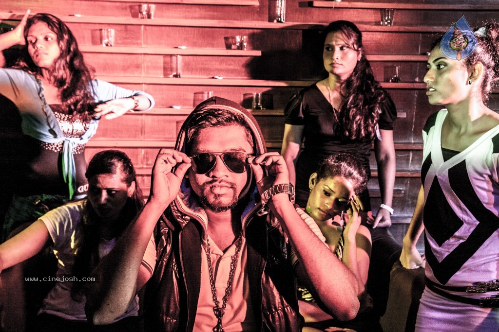 Break Up Movie Stills and Walls - 55 / 85 photos