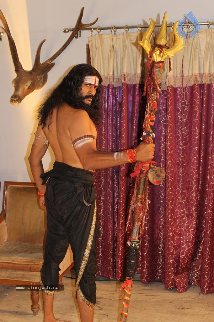 Calling Bell Movie Stills - 13 / 85 photos