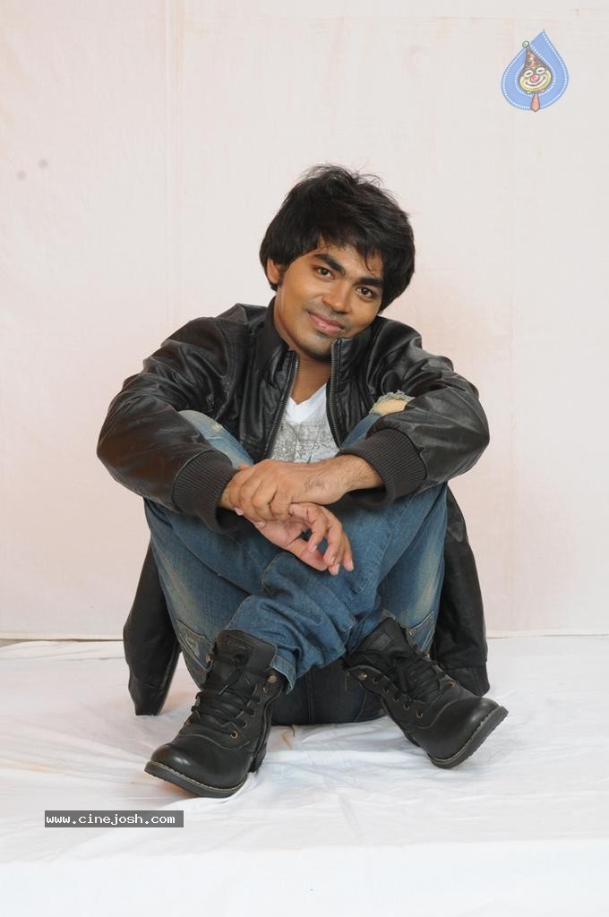 Calling Bell Movie Stills - 21 / 85 photos