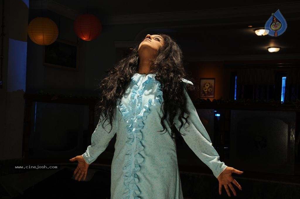 Calling Bell Movie Stills - 24 / 85 photos