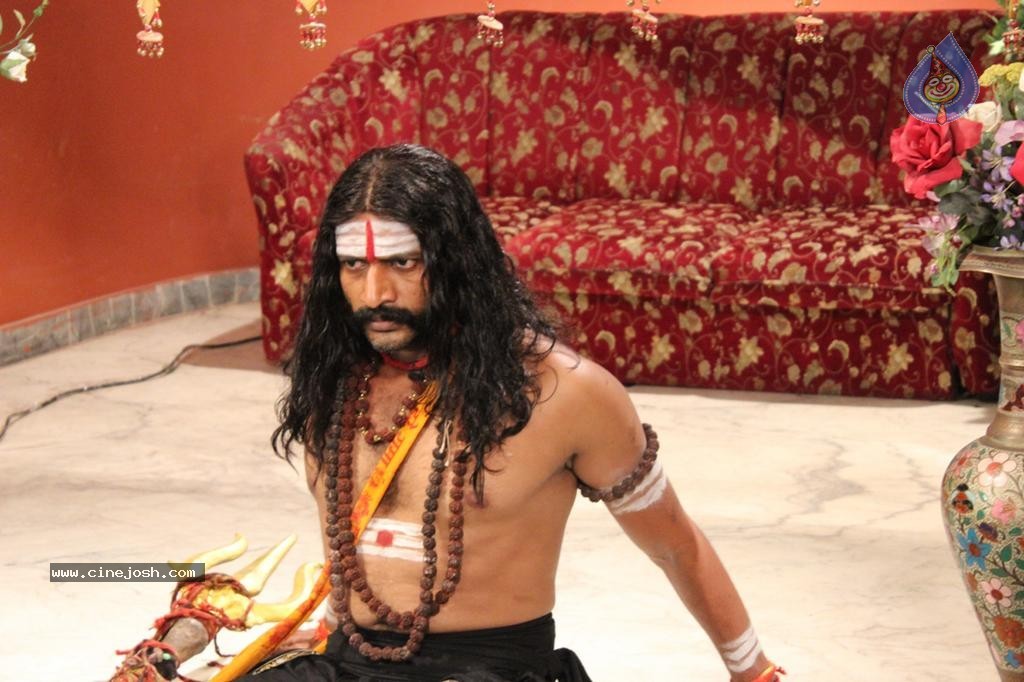 Calling Bell Movie Stills - 41 / 85 photos