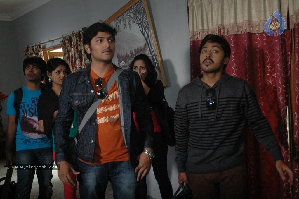 Calling Bell Movie Stills - 44 / 85 photos