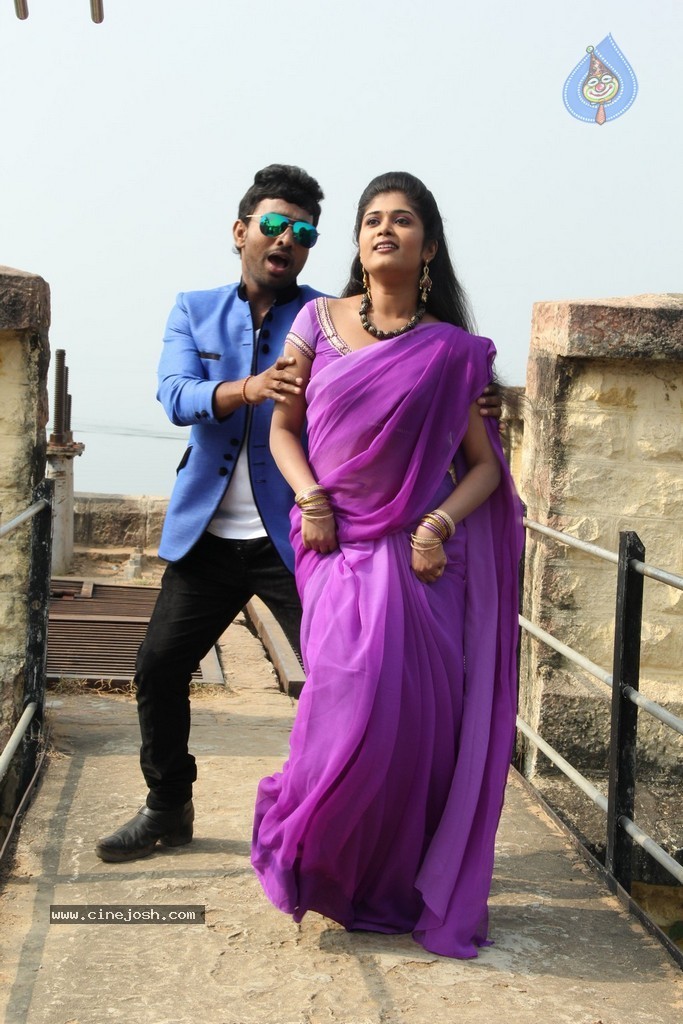 Chatting Movie New Photos - 39 / 62 photos