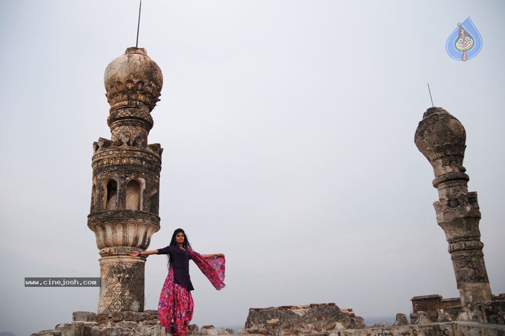 Chatting Movie Stills n Wallpapers - 26 / 38 photos