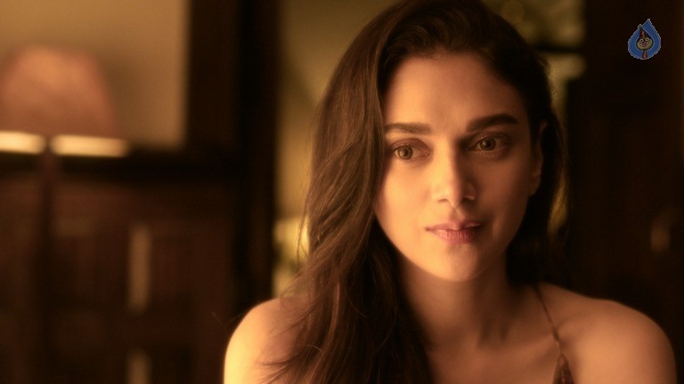 Cheliyaa Movie New Photos - 10 / 19 photos