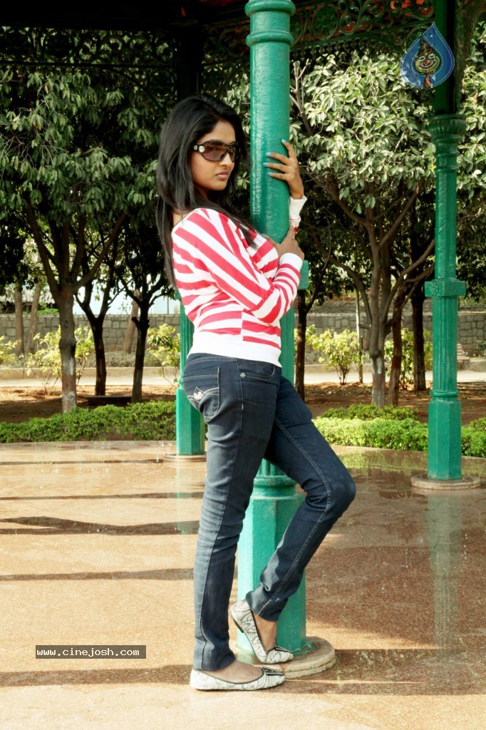 Chemistry Movie Stills and Walls - 33 / 41 photos