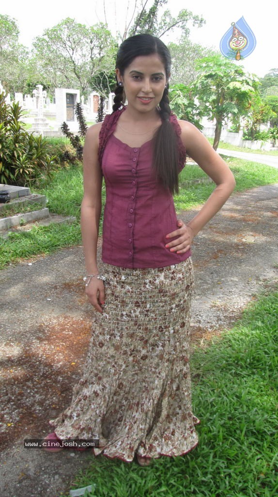 Chikki Mukki Tamil Movie Hot Stills - 45 / 48 photos