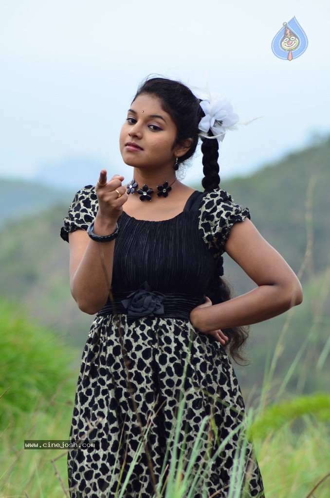 China Chiru Sinna Paraviagal Tamil Movie Stills - 26 / 47 photos