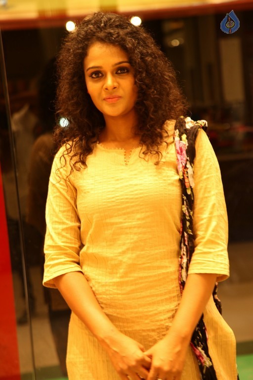 Chinni Chinni Ashalu Nalo Regene Photos and Posters - 16 / 21 photos