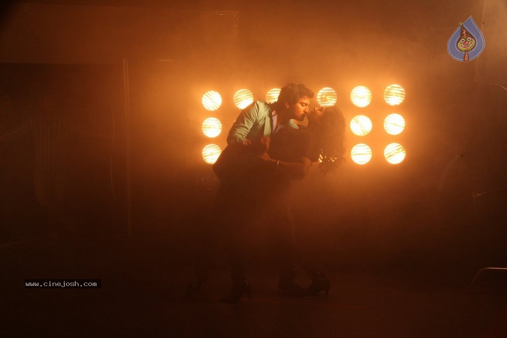 Dhanaa Dhan Movie Stills - 33 / 38 photos