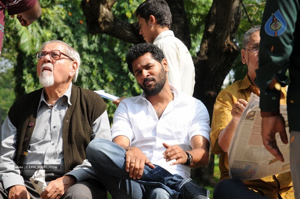 Dhoni Movie Working Stills - 24 / 37 photos