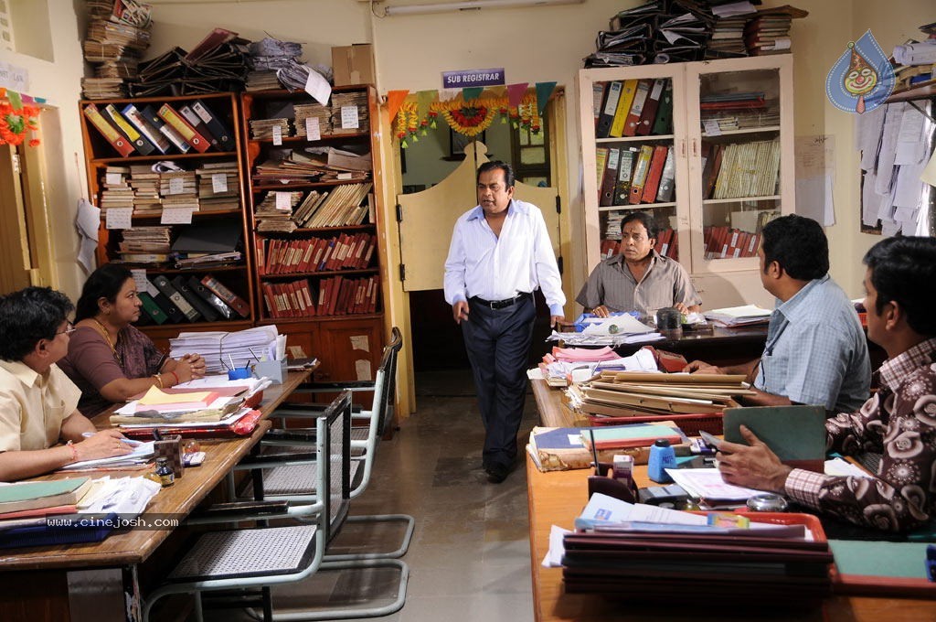 Dhoni Movie Working Stills - 25 / 37 photos