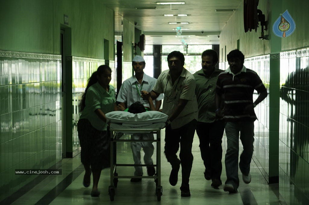 Dhoni Movie Working Stills - 30 / 37 photos