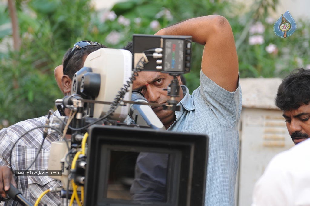 Dhoni Movie Working Stills - 33 / 37 photos