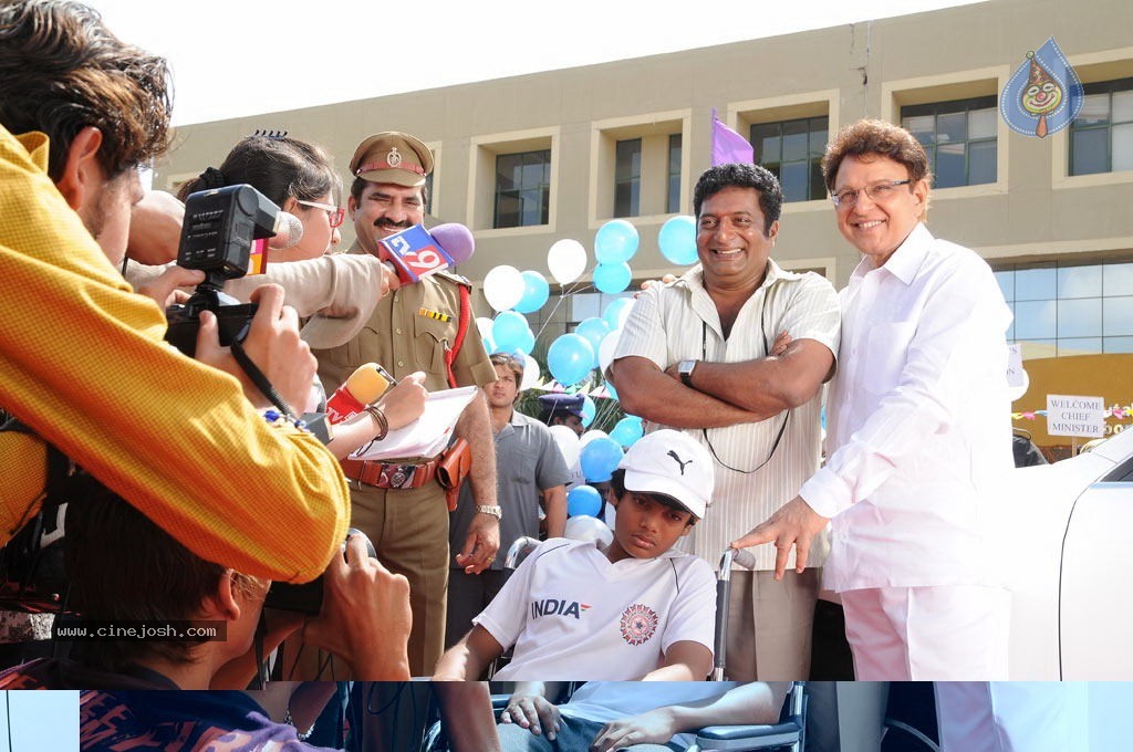 Dhoni Movie Working Stills - 34 / 37 photos