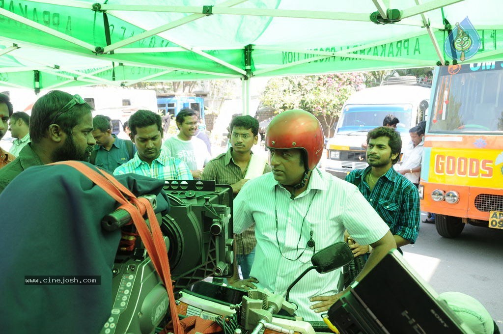Dhoni Movie Working Stills - 36 / 37 photos