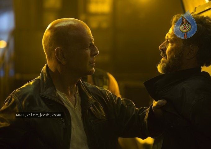 Die Hard 5 Stills - 1 / 16 photos