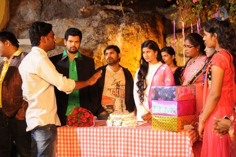 Dil Unna Raju Premalo Paddadu Posters and Photos - 22 / 47 photos