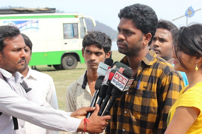 Dil Unna Raju Premalo Paddadu Posters and Photos - 25 / 47 photos